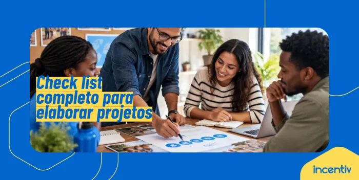 Equipe comunitária planejando um projeto social em torno de uma mesa com materiais de trabalho